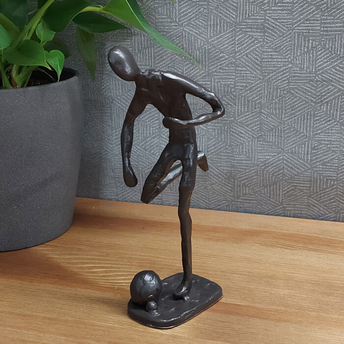 Footballer Elur Iron Figurine 20cm Mocha [picture 01] a lifestyle image