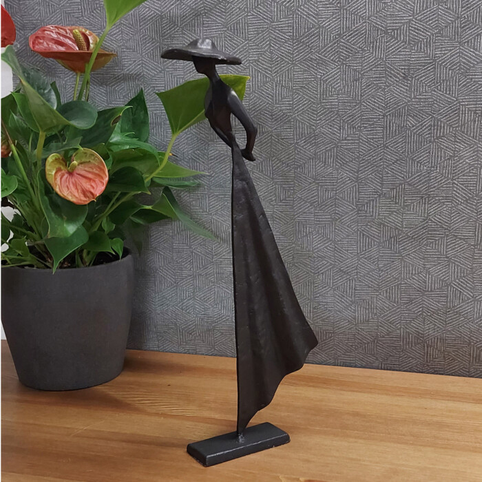 Summer Hat Girl Elur Iron Figurine 33cm Mocha [picture 01] a lifestyle image
